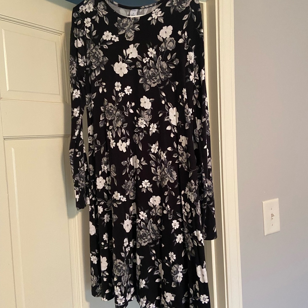 Old Navy Black and White Floral Long Sleeve Dress